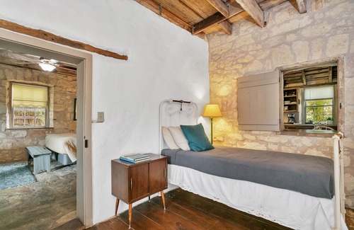 Fredericksburg Cabin | Barons Creek Weinheimer Cabin | 1/1 Historic Rock Cabin In Town