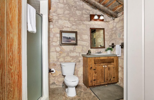Fredericksburg Cabin | Barons Creek Weinheimer Cabin | 1/1 Historic Rock Cabin In Town