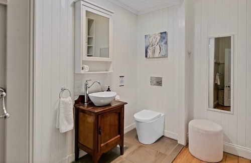 Montville House | Baroon Pocket · Addison's Baroon Pocket - Pet Friendly Cottage