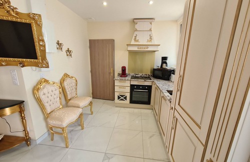 Sully-sur-Loire Apartment | Baroque Style Apartment in Sully-sur-Loire with Air Conditioning