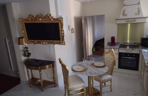 Sully-sur-Loire Apartment | Baroque Style Apartment in Sully-sur-Loire with Air Conditioning
