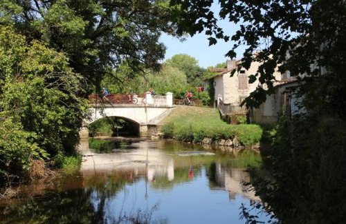 Aubeterre-sur-Dronne Apartment | Barque Fleurie avec jardin
