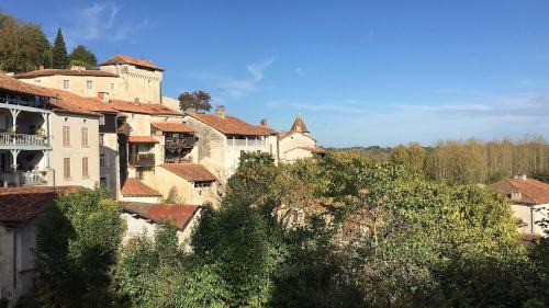 Aubeterre-sur-Dronne Apartment | Barque Fleurie avec jardin