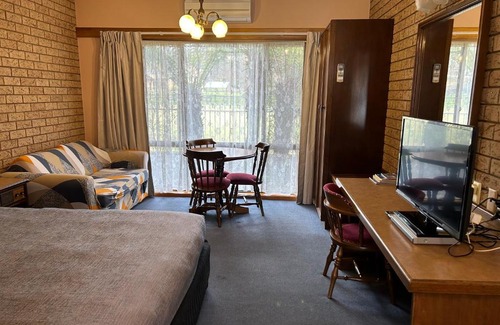Bright House | Barrass's John Bright Motor Inn