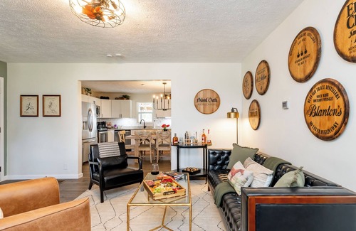 Keene House | Barrel Top Bourbon House: Bourbon Trail, Pool, Hot Tub, Speakeasy, Mini-Golf!