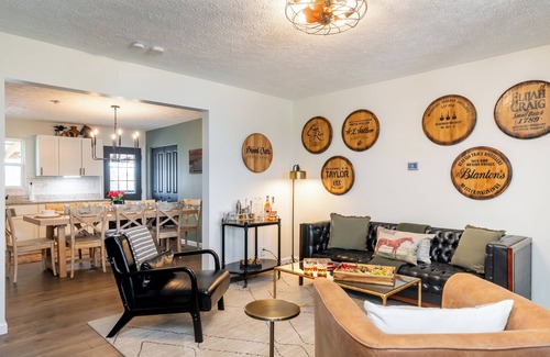 Keene House | Barrel Top Bourbon House: Bourbon Trail, Pool, Hot Tub, Speakeasy, Mini-Golf!