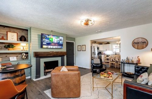 Keene House | Barrel Top Bourbon House: Bourbon Trail, Pool, Hot Tub, Speakeasy, Mini-Golf!