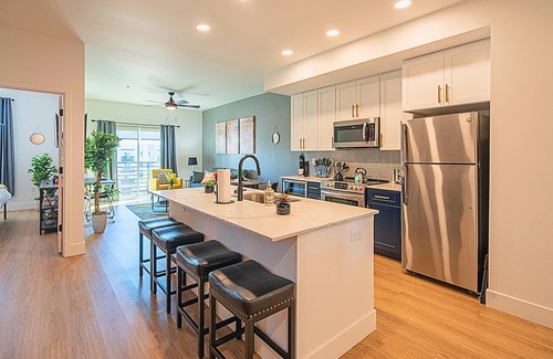 Desert View Village Condo | Barrett Jackson》Dine》Golf》Swim》King Bed+Parking