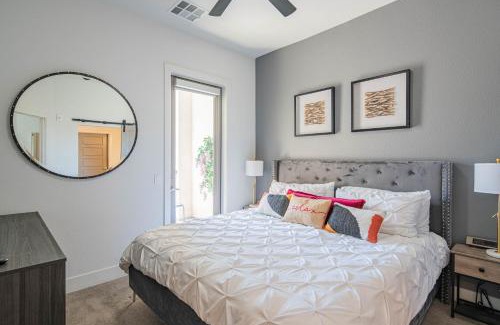 North Scottsdale Apartment | Barrett Jackson-Private Patio-King Bed-Games -Roku Tv 4003