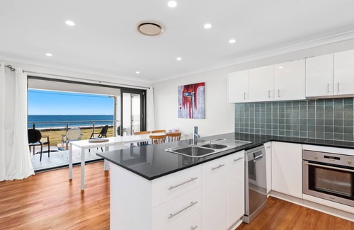 Stockton House | Barrie Charm, a beachfront stay in point-blank views across the endless Pacific Ocean