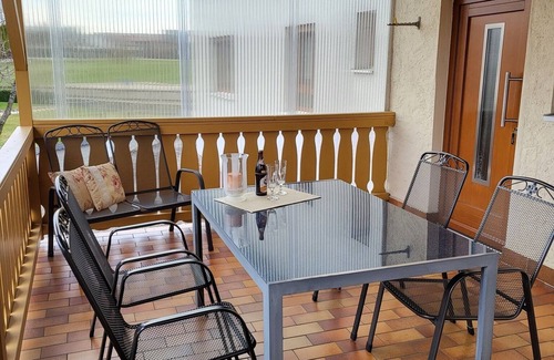 Ihrlerstein Apartment | Barrierefreundliches Großes Ferienhaus mit Zwei Terrassen