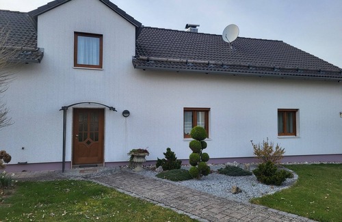 Ihrlerstein Apartment | Barrierefreundliches Großes Ferienhaus mit Zwei Terrassen