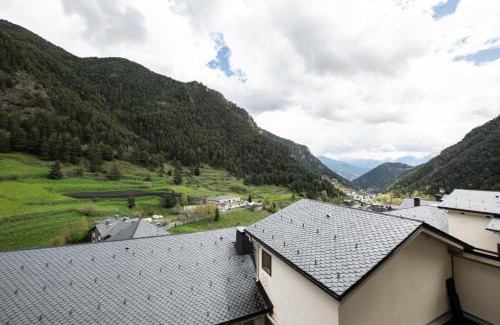 Arinsal Apartment | Barthe Holidays I Acogedor apartamento en Arinsal 6PAX a pie de pistas I Balcón con vistas y parking I Madness