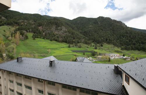 Arinsal Apartment | Barthe Holidays I Acogedor apartamento en Arinsal 6PAX a pie de pistas I Balcón con vistas y parking I Madness