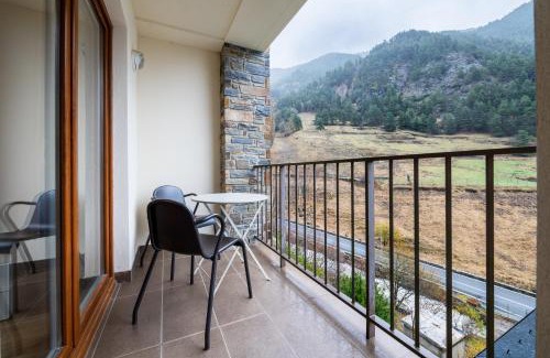 Arinsal Apartment | Barthe Holidays I Acogedor apartamento en Arinsal 6PAX a pie de pistas I Balcón con vistas y parking I Tintin