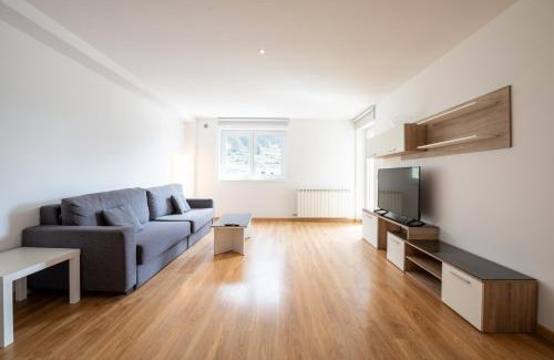 Arinsal Apartment | Barthe Holidays I Apartamento Moderno en Arinsal 4PAX a pie de pistas I Balcón con vistas impresionantes al valle y parking I Guineu