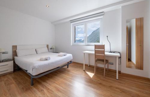 Arinsal Apartment | Barthe Holidays I Apartamento Moderno en Arinsal 4PAX a pie de pistas I Balcón con vistas impresionantes al valle y parking I Guineu
