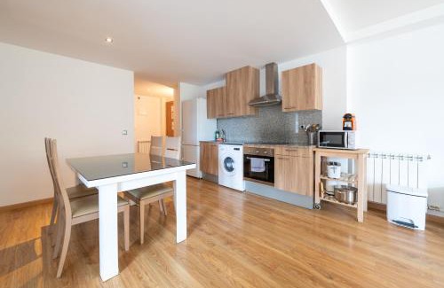 Arinsal Apartment | Barthe Holidays I Apartamento Moderno en Arinsal 4PAX a pie de pistas I Balcón con vistas impresionantes al valle y parking I Guineu