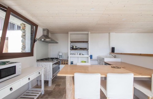 Chateauneuf-Villevieille Apartment | Bas de villa au milieu des oliviers.