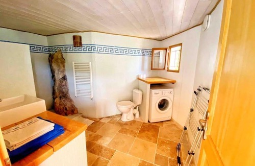 Chateauneuf-Villevieille Apartment | Bas de villa au milieu des oliviers.