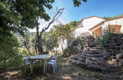 Chateauneuf-Villevieille Apartment | Bas de villa au milieu des oliviers.