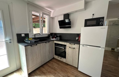 Pietrosella Villa | Bas de villa Climatisé et wifi 2 chambre pour 4 personnes et petite vue mer