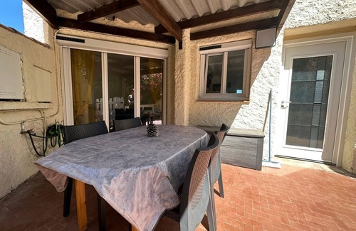 Pietrosella Villa | Bas de villa Climatisé et wifi 2 chambre pour 4 personnes et petite vue mer