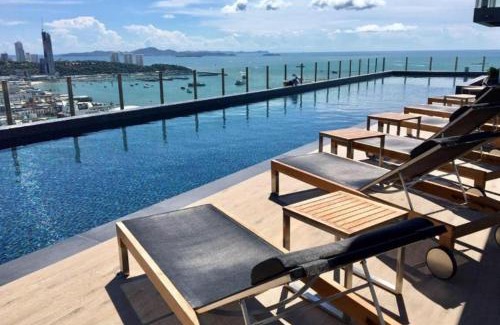 Pattaya Bay Apartment | BASE Central PATTAYA Huge 2BED King&Queen with Infinity Pool & Free Netflix!