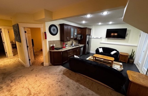 Southwest Calgary House | BASEMENT/3 BEDROOM/SLEEPS 12/COLD KITCHEN/FULL WALK OUT BASEMENT