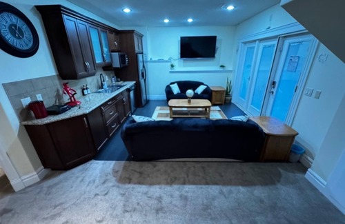 Southwest Calgary House | BASEMENT/3 BEDROOM/SLEEPS 12/COLD KITCHEN/FULL WALK OUT BASEMENT