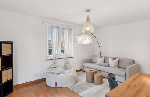 Gewerbeschule Apartment | Basic 3BR Stay with Balcony Near Zürich HB