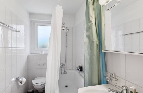 Gewerbeschule Apartment | Basic 3BR Stay with Balcony Near Zürich HB