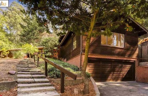 Forestland House | Basic mid century living in a serene setting