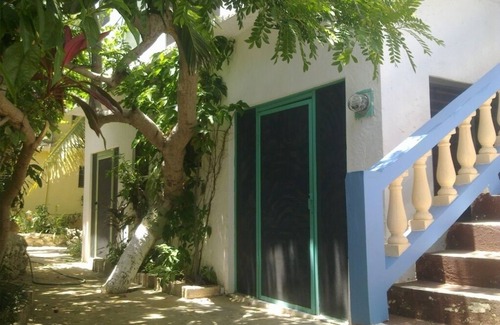 Treasure Beach House | Basic Twin Room Private Ensuite in family run guesthouse BillysBay TreasureBeach