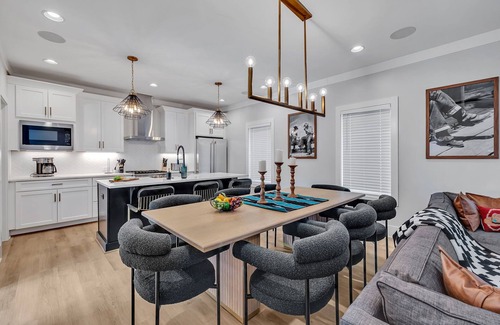 Berry Hill Cottage | Bass - Private Rooftop - 8 Mins to Broadway