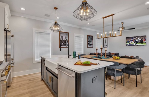 Berry Hill Cottage | Bass - Private Rooftop - 8 Mins to Broadway