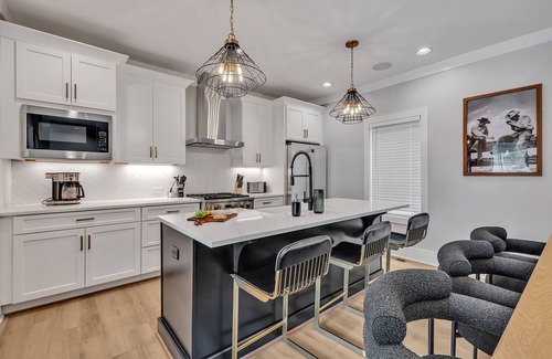 Berry Hill Cottage | Bass - Private Rooftop - 8 Mins to Broadway