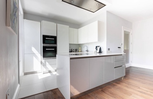 St. Helen's Apartment | Bassett Road XII by onefinestay