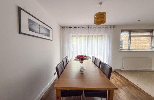 Farnborough and Crofton Apartment | Bassetts House - Mins to Central London