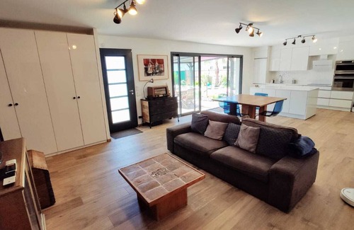 Le Teich House | Bassin d'Arcachon: fully air-conditioned villa with heated pool and spa