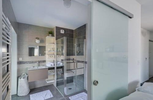 Neudorf Ouest Apartment | Bassin d'Austerlitz - Studio avec terrasse dans l'une des tours Black Swans