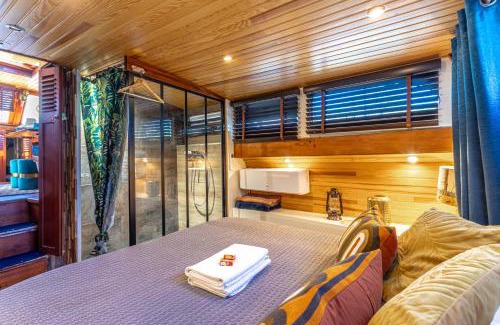 Les Halles - Valliere Boat Rental | Bateau Le Nubian