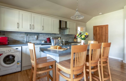 Cheddar Cabin | Bath & West lodge - sleeps 4/5 with private hot tub