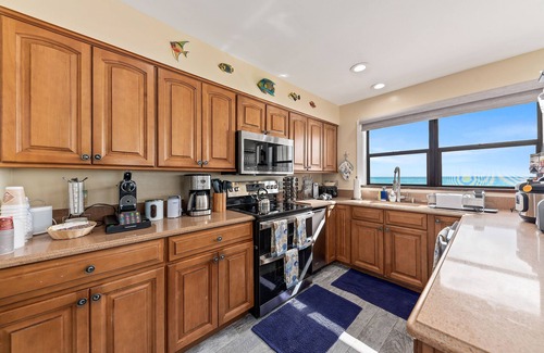 Stuart House | Bathtub Beach Retreat: 8BR/4BA Ocean-to-River w/heated pool +Elevator Discounts!
