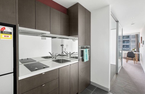 West Melbourne Apartment | Batman Hideaway Minutes from Queen Vic Market