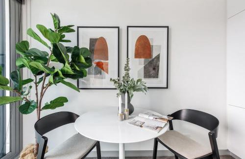 Melbourne Central Business District Apartment | Batman Hideout - Modern Parkside Escape with Gym