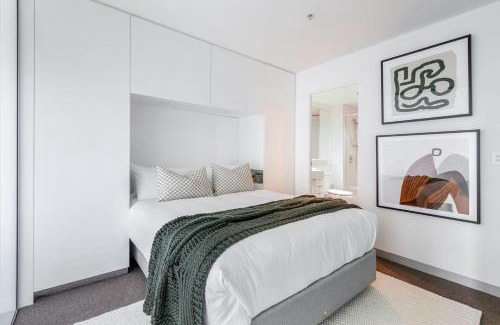 Melbourne Central Business District Apartment | Batman Hideout - Modern Parkside Escape with Gym