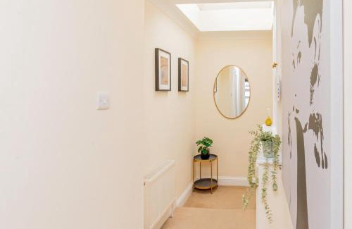 Latchmere Apartment | Battersea 2-Bedroom Top-Floor Apartment with Cozy Balcony