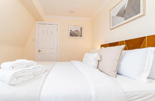 Latchmere Apartment | Battersea 2-Bedroom Top-Floor Apartment with Cozy Balcony