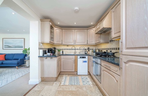 Battersea Apartment | Battersea Park 7 Min walk Balcony Cafés Below